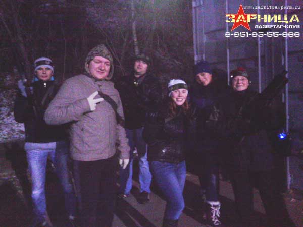 Почти ночная игра на 12 человек 23 ноября 2013 года - Одна из команд перед стартом раунда :: Лазертаг-клуб «Зарница» - организация лазертаг-игр в Перми