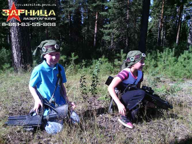 Лазертаг в Краснокамске, в сосновом бору, 21 августа 2014 года, в честь дня рождения Влада - Двое бойцов из команды Синих охраняют базу :: Лазертаг-клуб «Зарница» - организация лазертаг-игр в Перми